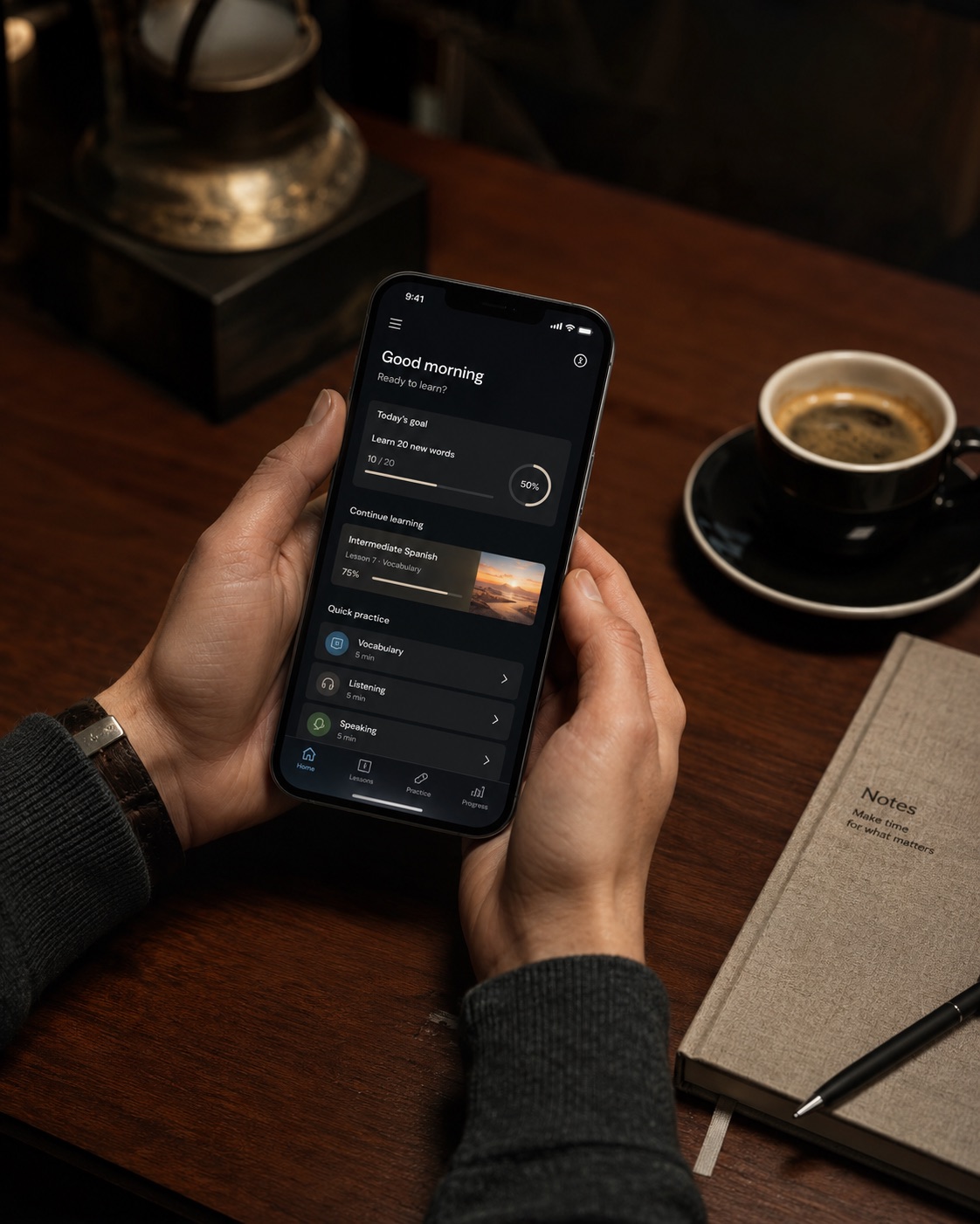 Plataforma de estudos no celular, com café e caderno